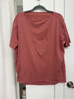 Lululemon back in action short sleeve brier rose